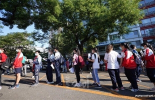 طلاب صينيون يخوضون امتحان الالتحاق بالجامعة وسط تدابير مشددة