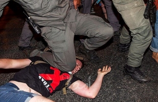 شاهد .. شرطة الإحتلال تقمع المحتجين ضد نتنياهو على غرار "جورج فلويد"