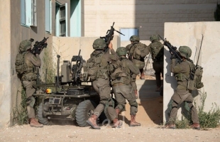 قوات الاحتلال تداهم عدة منازل في القدس والضفة وتسلم المواطنين إخطارات هدم