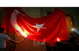 يونانيون يحرقون علم تركيا - فيديو