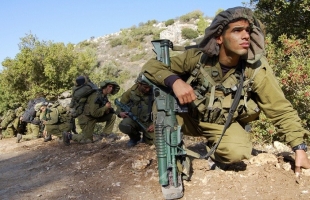 صحيفة عبرية: طرد ضابط في الجيش الإسرائيلي للاشتباه في تصويره مجندات سراً!