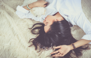 أوضاع النوم المختلفة وتأثيراتها على الصحة