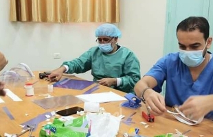 غزة: مستشفى الرنتيسي يجهز عدد من واقي الوجه بإمكانيات بسيطة - صور