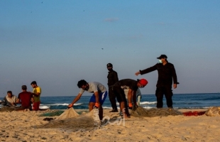 الشرطة البحرية تواصل متابعة عمل الصيادين وإغلاق شاطئ بحر غزة- فيديو