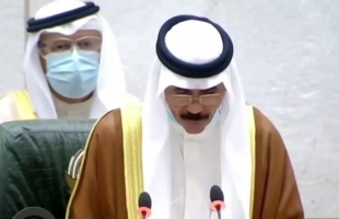 بكاء الشيخ نواف الأحمد خلال مراسم التنصيب