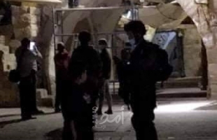 قوات الاحتلال تداهم منازل المواطنين في الخليل وتعيد فتح بوابة "مثلث خرسا"