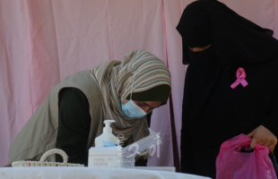 غزة: صحة المرأة تُسيِّر عيادة متنقلة لتشجيع النساء على الكشف المبكر لسرطان الثدي