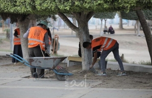 بلدية غزة وجمعية الخريجات تنفذان مبادرة لتنظيف وتجميل حديقة الصداقة