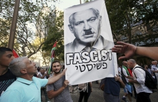 انتقادات كبيرة لمتظاهر إسرائيلي شبه نتنياهو بهتلر