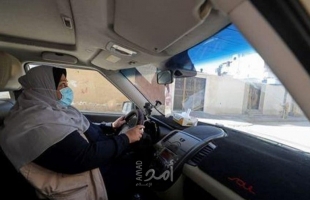 فلسطينية تغرد خارج السرب من أجل لقمة العيش..تعمل سائقة سيارة أجرة