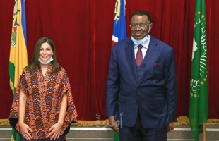 السفيرة حنان جرار تقدم أوراق اعتمادها لرئيس ناميبيا