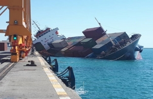 غرق سفينة شحن إيرانية قرب ميناء "أم قصر" العراقي