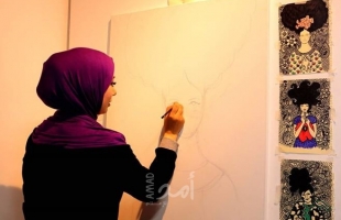 بالصور .. أبو دلو فنانة تشكيلية تتقن الرسم بالمشغولات اليدوية