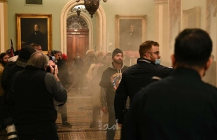 أسلحة وغاز مسيل للدموع في مبنى الكونغرس .. وشرطة واشنطن تعلن حظر التجول