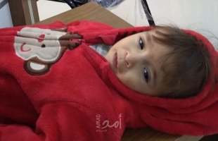 والدة الطفل "سليم صالحة" من غزة تناشد وزارة الصحة بإنقاذ حياته من الموت