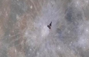 مصور فلكي يلتقط مشهدا نادرا لمرور المحطة الفضائية أمام القمر
