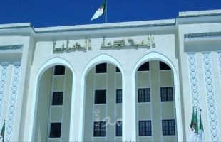 محكمة جزائرية تصدر أمرا باعتقال 9 مسؤولين سابقين