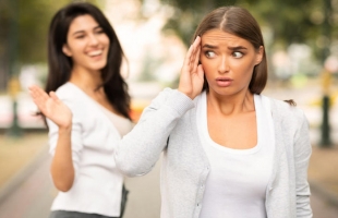 4 خطوات تخليك اجتماعي وتتخلص من الخجل الزائد