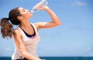 عدم شرب المياه بكمية كافية في الحر قد يؤدي إلى جلطات دموية