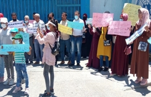 غزة: عشرات الخريجين يحتجون أمام مقر "الأونروا" للمطالبة بفرص عمل لهم