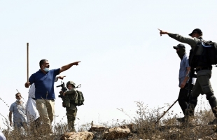 الخليل: مستوطنون يصيبون أربعة فلسطينيين بعد التنكيل بِهم