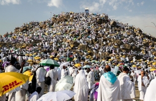 السعودية: الحجاج يقفون على صعيد عرفات لتأدية "الركن الأعظم"