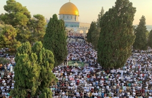 (100) ألف شخصاً يؤدون صلاة "عيد الأضحى" بالمسجد الأقصى- صور