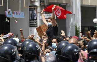 الرئيس التونسي يعلن حظر التجول و يعطل عمل الإدارات المركزية والمؤسسات العمومية