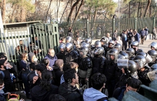 المحتجون في طهران يهتفون: "لا غزة ولا لبنان روحي فداء إيران" - فيديو