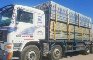 إسرائيل تسمح بإدخال شاحنات مُحملة بالزجاج والألمنيوم إلى غزة