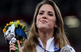 حسناء أولمبياد طوكيو تتبرع بميداليتها لإنقاذ طفل من الموت