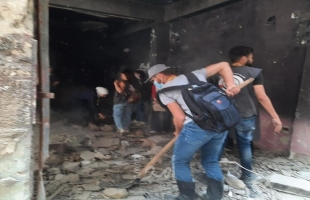اللجنة الشعبية في اليرموك واتحاد الطلبة يساعدون الأهالي في المخيم بإزالة أنقاض منازلهم