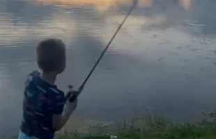 تمساح عملاق يفاجئ طفل أثناء الصيد - فيديو