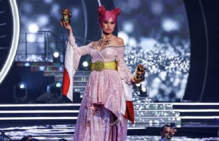فستان إسرائيلي لـ"يابانية" يثير فضيحة في مسابقة "ملكة جمال الكون"