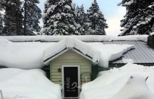 منزل يختفي تحت الثلج بعد عاصفة في ولاية كاليفورنيا - فيديو