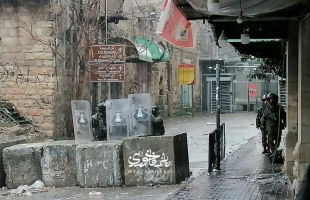 جيش الاحتلال يغلق البلدة القديمة بالخليل ويعتقل شباب في الضفة