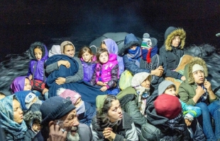 إنقاذ (109) مهاجرين على متن قارب في وسط البحر المتوسط