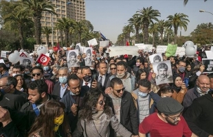آلاف التونسيين يحتجون رفضًا للاستفتاء على الدستور