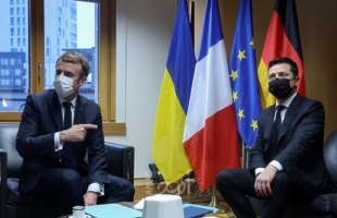 ماكرون بأوكرانيا في محاولة لنزع فتيل الأزمة