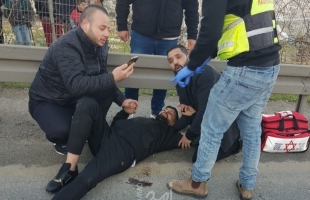 القدس: مستوطن يصيب شقيقان بالرصاص قرب "حاجز حزما"- فيديو وصور