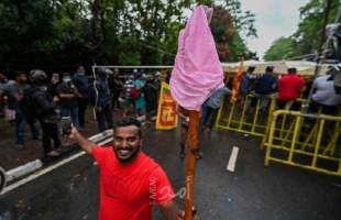 "لم نعد نملك شيئا".. احتجاجات "الثياب الداخلية" في سريلانكا - فيديو