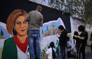 فنانون فلسطينيون من رسم  الجداريات رسالة ألعالم