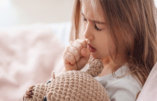 6 طرق طبيعية لعلاج كحة طفلك