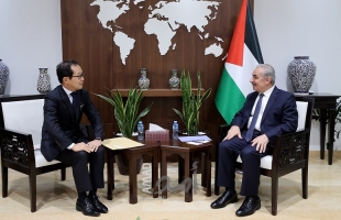 اشتية يبحث مع السفير الياباني آخر المستجدات وتطورات الأوضاع في فلسطين