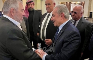 ممثلا عن الرئيس: اشتية يقدم واجب العزاء بوفاة رئيس الوزراء الأردني الأسبق