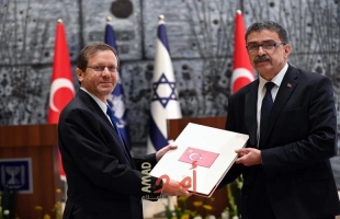 بعد استلامه أوراق اعتماد السفير التركي.. :"أدعو أردوغان لزيارة إسرائيل"