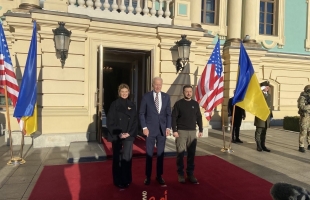 في زيارة لم يعلن عنها.. بايدن يلتقي زيلينسكي في كييف ويتعهد تزويد أوكرانيا بأسلحة جديدة
