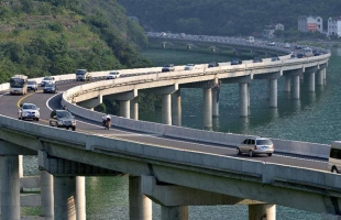 الصين تتيح لسائقى السيارات القيادة وسط النهر