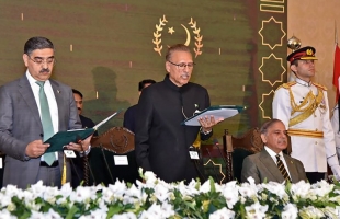 سياسي غير معروف يؤدي اليمين رئيسا لحكومة باكستان