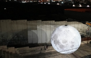 "متحف القمر" عمل فني يضيء سماء مخيم عايدة شمال بيت لحم